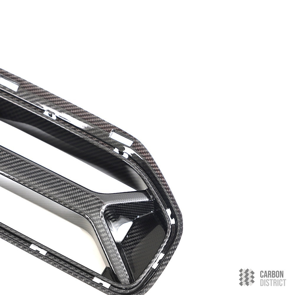 BMW M2 (G87) carbon fibre racing grille — UV-stable gloss finish detail