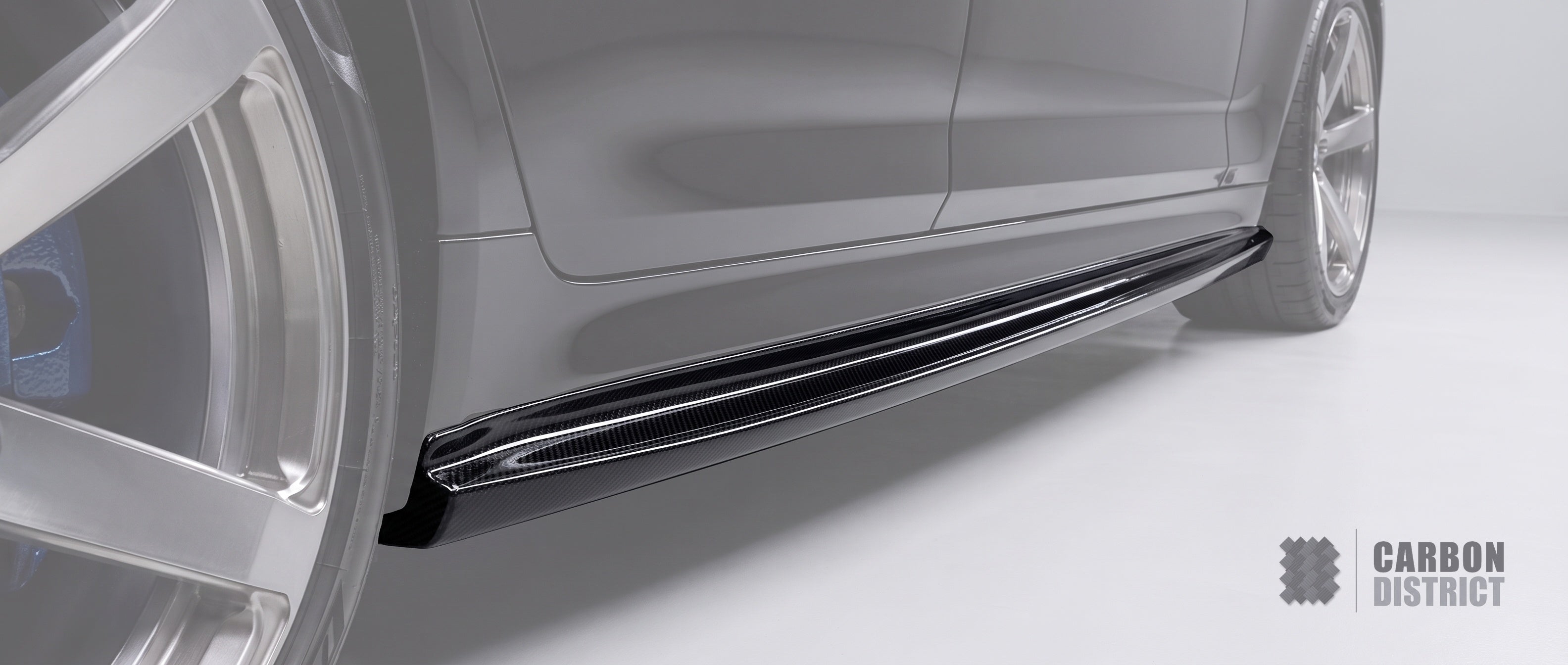 BMW M5 (F90) carbon fibre side skirts — UV-stable gloss finish detail