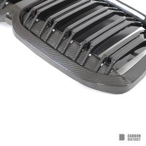 BMW X7 (G07) dry carbon fibre kidney grille — UV-stable gloss finish detail