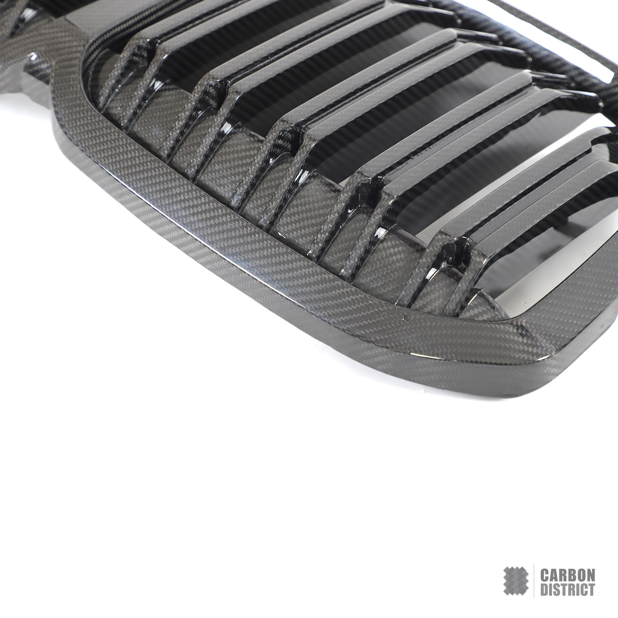 BMW X7 (G07) dry carbon fibre kidney grille — UV-stable gloss finish detail